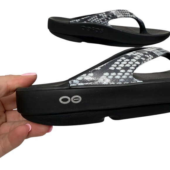 OOFOS OOlala Limited Edition Thong Recovery Snake Sandals Women's Size 6 - Picture 5 of 9